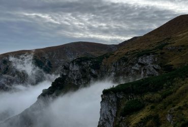 Góry z widokiem chmur