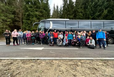 Zdjęcie grupowe przed autokarem